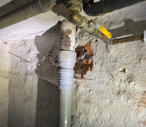 Bild på övergång gjutjärn och plaströr.